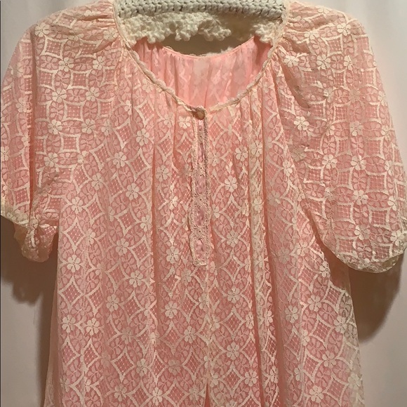 VINTAGE LACE SHORTIE ROBE/LINGERIE CREME OVER PINK